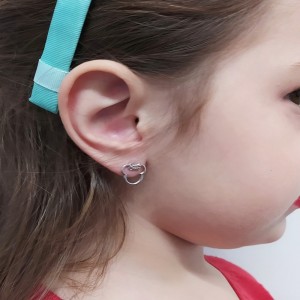 Brinco Minie Vazada com 1 Mini Zirconia, Semi Joia.