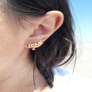 Brinco com a Palavra LOVE e Mini Zirconia, Semi Joia.